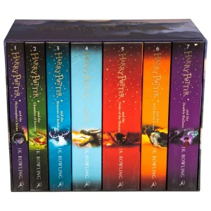 Harry Potter Box Set av J.K. Rowling - Säljer en komplett box med alla sju Harry Potter-böckerna av J.K. Rowling. Böckerna har färgglada omslag med illustrationer från varje berättelse. Perfekt för fans av magi och äventyr! 📚✨