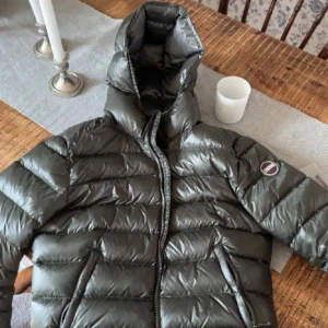 Grå jacka från colmar  - Säljer en snygg grå jacka från colmar, nästan helt ny använt den nåra gånger💗