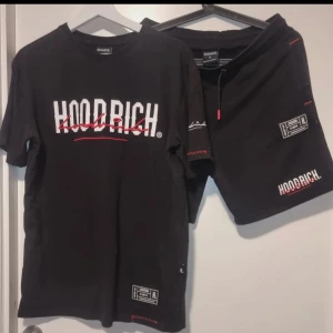 Hoodrich tshirt o shorts St medium  - Hoodrich tshirt o shorts i bra använt skick Supersnygg Hund finns I hemmet  