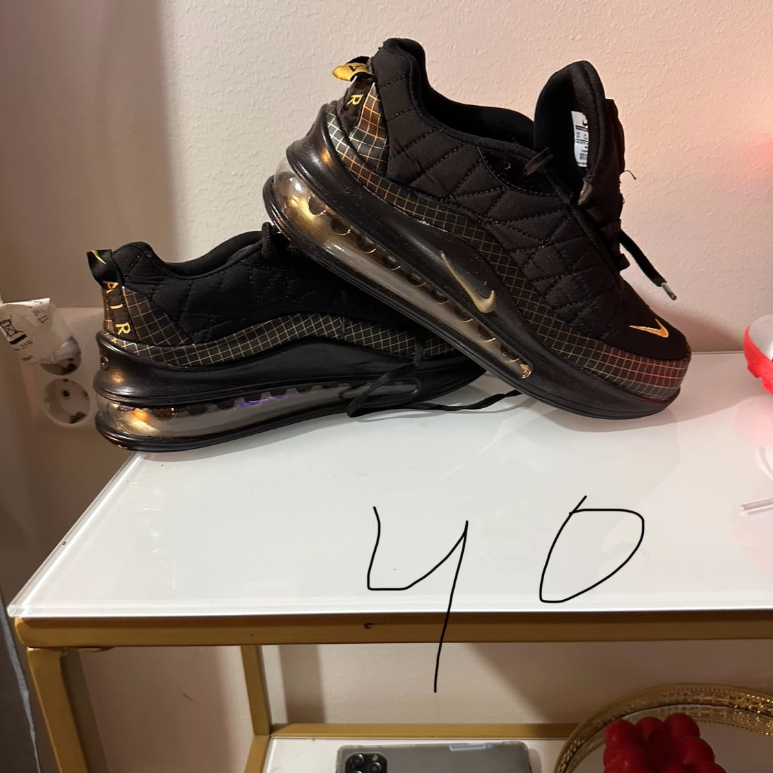 Svarta Nike sneakers med gulddetaljer