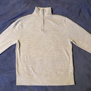 Grå tröja med dragkedja från These Glory Days - Snygg grå tröja från These Glory Days i mjukt material. Tröjan har en halv dragkedja framtill och en hög krage. Perfekt för en stilren look. Passar bra till både jeans och chinos.