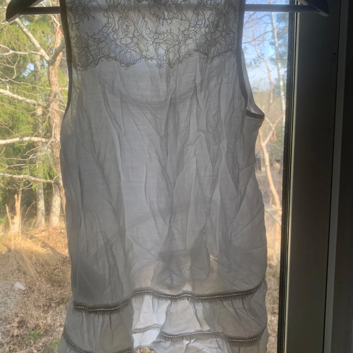 Vit ärmlös topp med spetsdetaljer - 1