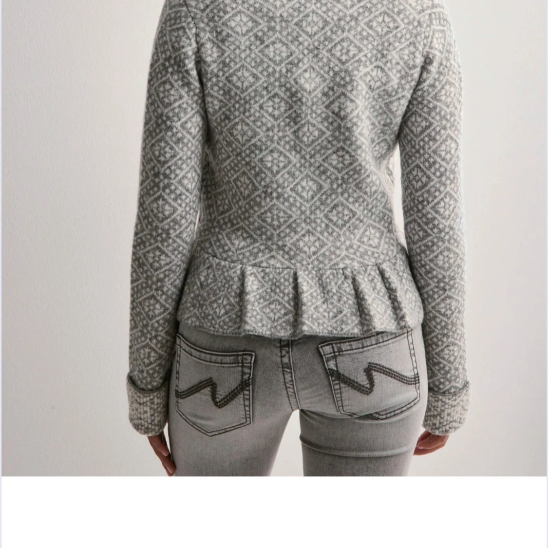 Grå mönstrad kofta med rosa rosett - 2