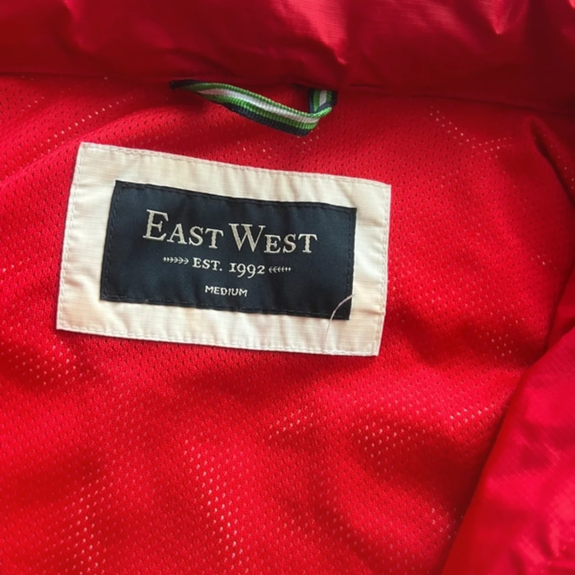 Röd vindjacka från East West - 2