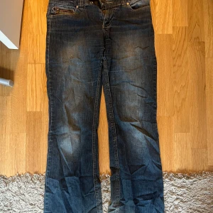 Mörkblå jeans med bootcut - Säljer ett par mörkblå jeans med bootcut-stil från only. De har lite slitningar längst ner på bakre benen (bild 3 och 4)
