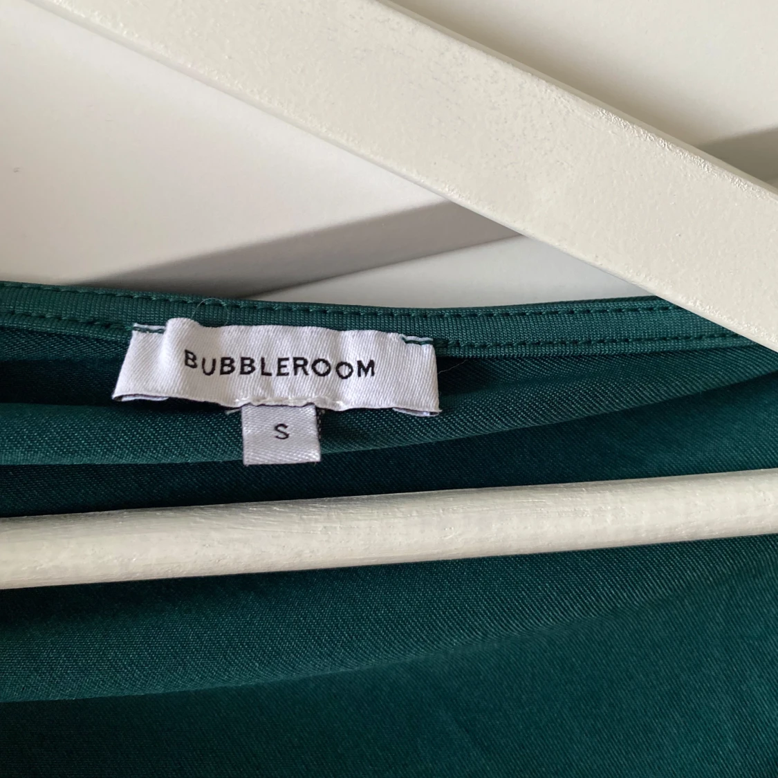 Grön oneshoulder topp från Bubbleroom - 2