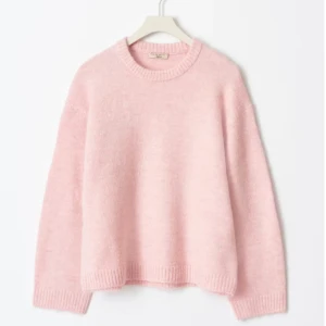 Rosa stickad tröja  - Säljer min ljusrosa stickade tröja från Gina! Super snygg och bekväm. Säljer för den ej kommer till användning, super snygg på sommaren speciellt !!! Skriv om ni vill ha fler bilder på den
