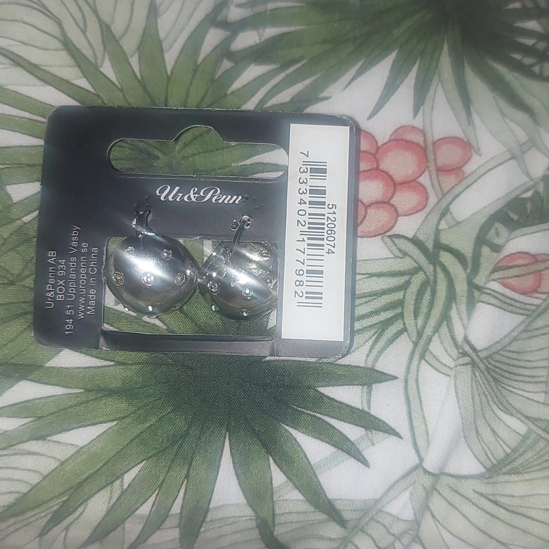 Silverfärgade örhängen från Montini - 1