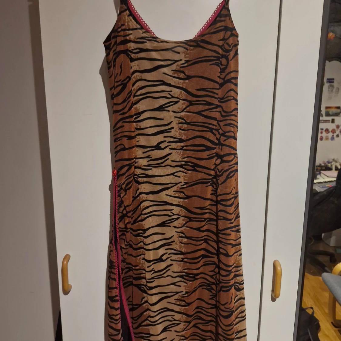 Tigermönstrad klänning med spetsdetaljer - 3