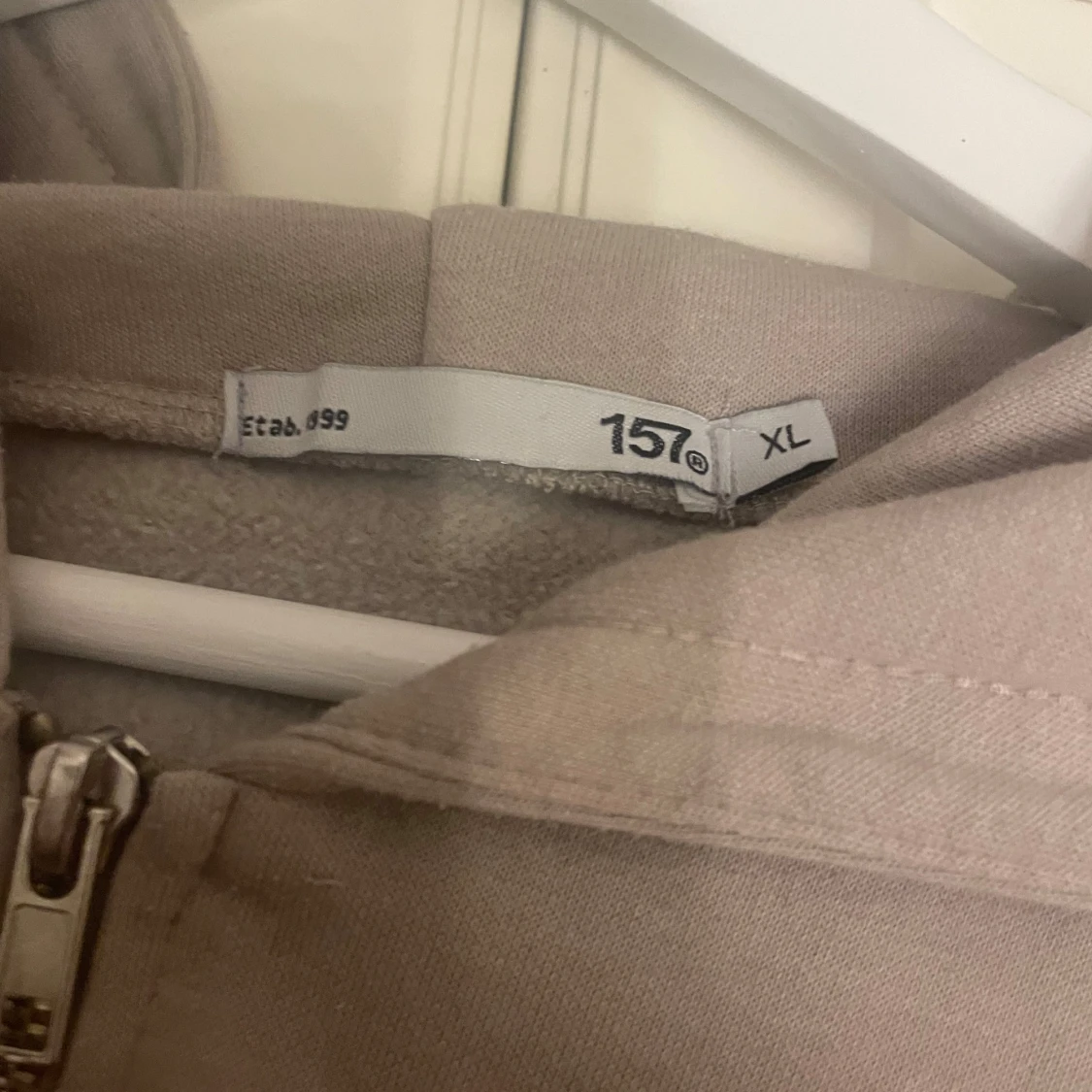 Beige hoodie med dragkedja från 157 - 1