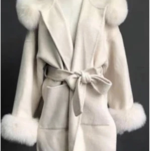 Vit kappa - Säljer denna jätte fina och classy päls kappan eftersom den ej kommer till användning💗 pälsen på armarna går att ta av och den är knappt använd alls💗 om man önskar fler bilder är det bara att höra av sig💗 Den är i S men passar mig bra som har XS, priset går att diskutera 