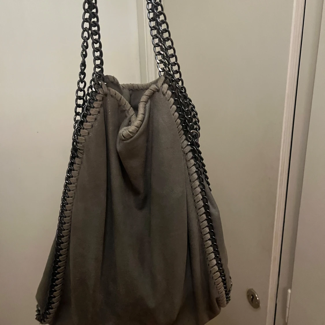 Grå axelväska med kedjedetaljer - 1