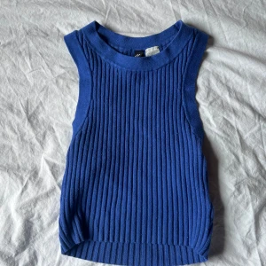 Blå ribbad linnetopp från Divided - Blått ribbat linne från divided. Väldigt stretchigt material så ser liten ut men passar allt upp till s/litet m kanske. 🫶