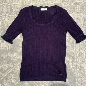 Trekvartsärmad topp - Söt ribbad marinblå topp med detaljer i ärmarna, 