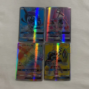 Pokémon GX-kort - Säljer en samling av fyra Pokémon GX-kort med holografisk yta. Korten inkluderar Tapu Fini GX, Tapu Lele GX, Tapu Bulu GX och Tapu Koko GX. Perfekt för samlare eller Pokémon-entusiaster som vill utöka sin kortsamling.