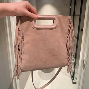 Rosa maje väska  - Säljer min skitsnygga  maje väska eftersom att den inte kommer till så mycket användning längre! Lite sliten på ena sidan som ni kan se på bilderna men annars i bra skick🥰