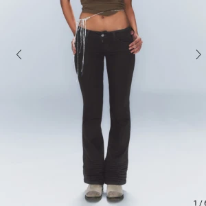 cheap monday jeans - svarta low waist bootcut jeans från weekday i storlek 23/30 använts max 3 ggr💕