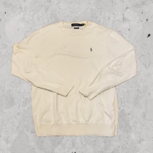 Vit tröja - Polo Ralph Lauren - Vit tröja från Ralph Lauren i cremevit färg. Skick: 9/10. Storlek: S, slim fit.Nypris: 1700kr. Kontakta oss för fler bilder eller info!