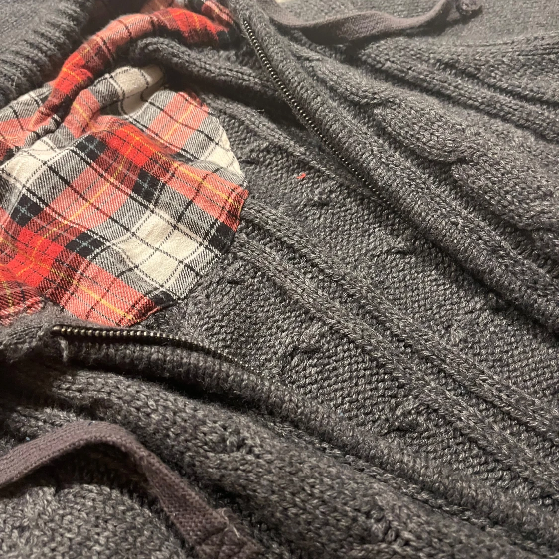 Grå stickad tröja med dragkedja  - 91