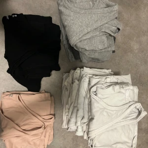 Flera baslinnen i olika färger - Säljer ett gäng baslinnen i svart, grått, beige och vitt. Perfekta för lager-på-lager eller sommarens varma dagar. Linnetoppen har en enkel design med rund hals och ärmlös stil. 13 vita, 1 beige, 2 svarta och 6 grå. Allt för 1000kr. En för 75kr
