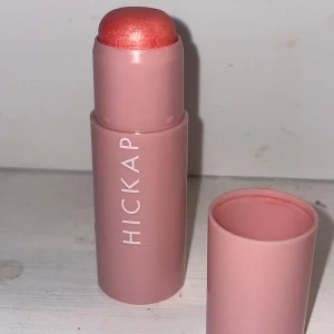 Helt ny Hickap smink - Säljer min helt nya The Wonder Stick från Hickap då jag har en exakt likadan och inte gillar denna färgen (Jag fick den i deras julkalender). Shimmering coral tror jag färgen heter, det står inte på förpackningen vilken färg det är tyvärr, men det ser ut som den. Endast testad här på handen för att visa hur den såg ut! Orginalpris 229 men säljer för 169.