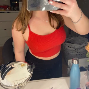 Rött linne - Rött linne❤️Den har ett ribbat material. Använd ett fåtal gånger, med inga tecken på användning! Säljer också ett likadant linne fast i ljusblått☝🏼