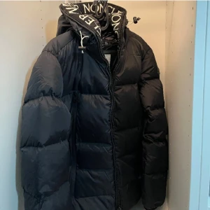 Moncler Jacka - Säljer nu min jacka då jag är sugen på ny och den börjar bli lite liten.... Jackan är näst intill nytt skick och är i storlek M. Inga skador eller liknande på jackan. NFC scan och qr kod som man kan kolla på Monclers hemsida. Självklart kan priset diskuteras. Fler frågor kring jackan är det bara att kontakta mig! Jag kan tänka mig att byta mot en Gucci GG Jacquard, andra byten kan eventuellt vara intressant sålänge de är en jacka.