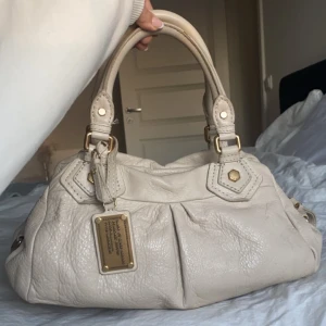 Marc Jacobs Classic Q Baby Groove - Säljer min beigea Marc Jacobs i gott skick! Hör av er vid frågor eller funderingar 💗  