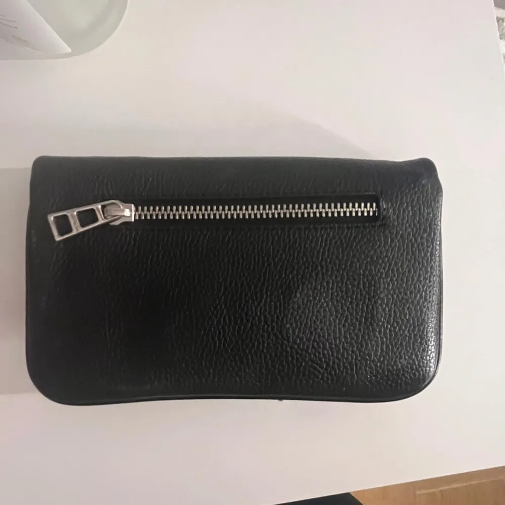 Snygg svart skinnväska från Zadig & Voltaire med silverdetaljer. Väskan har en praktisk dragkedja och ett stilrent emblem framtill. Perfekt för att ha på stan eller vid festliga tillfällen. Endast använd 2 gånger, axelband tillkommer(se bild 4). Även Dustbag mm tillkommer.. Laukut & Käsilaukut.