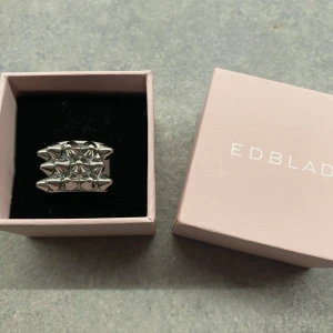 Edblad Peak Ring Silver  - Snygg och modern ring från Edblad i silverfärg med ett unikt designmönster av nitar. Kommer i en Edbladförpackning. Säljer pga att jag ska köpa i en annan färg. 200:- + frakt 