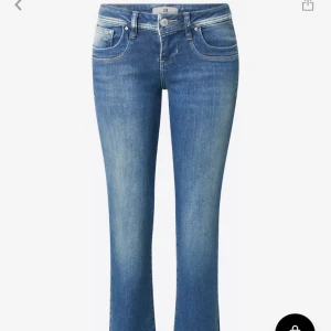 Blå jeans Valerie LTB - Intresskoll på mina skitsnygga Ltb valerie jeans som är low waisted och bootcut. Har inte alls använt dessa mycket utan de är i mycket fint skick. Nypris 799!!! Skriv om ni har några funderingar😊
