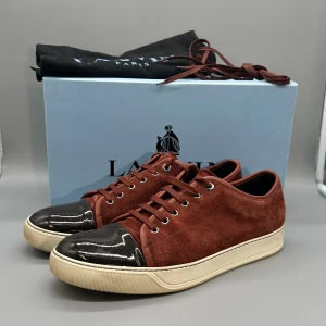 Lanvin CapToe - - Skick 8/10  - Tillbehör: Box, Dustbags & Laces  - Nypris: 5500 SEK  - Storlek: 45