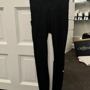 Lululemon tights  - Säljer ett par svarta tights från Lululemon. Byxorna är i storlek 4 vilket motsvarar ungefär 34 i svensk storlek! Tightsen är i fint skick 😍