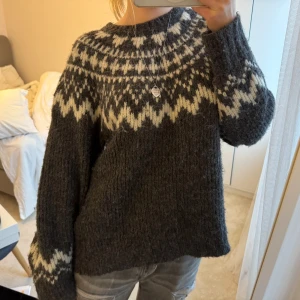 Tröja - Stickad tröja, grå och vit och så så mysig!! Sparsamt använd🖤