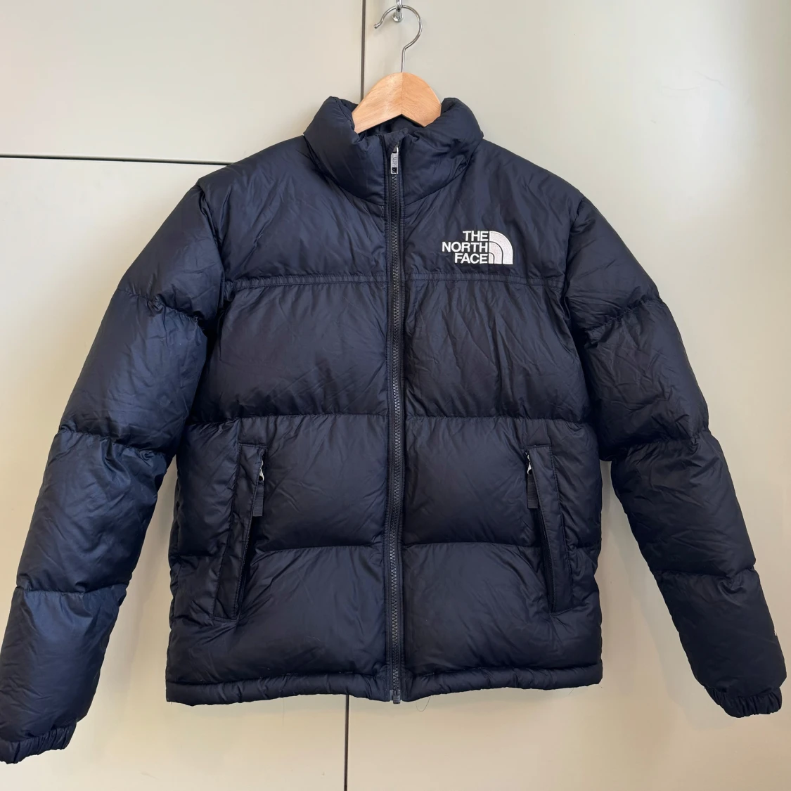 The North Face svart dunjacka.