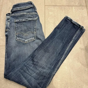 Replay Anbass W30L30 - Tja, säljer nu ett par feta Replay Anbass, använda 4-5 gånger, nyskick, hör av dig vid frågor och funderingar, priset ej hugget i sten, mvh