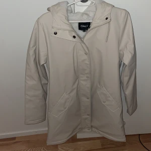 Beige parkajacka från ONLY - Som ny! 