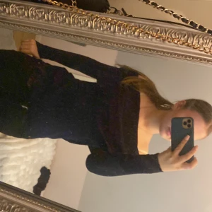 Svart offshoulder tröja från Chelsea - Säljer en fin marinblå offshoulder tröja från Chelsea i strl xs andvänt typ 1 gång 💗