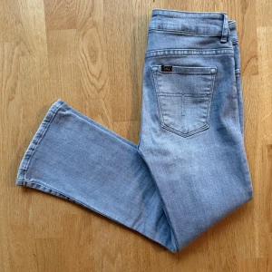 Cropped jeans från Lois.  - Grå jeans från Lois, modell Marbella. Bootcut. Cropped.. Stretch. Nypris ca 1600kr. 