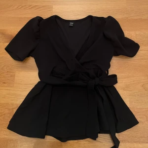 Svart top - Säljer denna svarta toppen som aldrig är använd för 70kr. Den är i perfekt skick. Skriv för flera bilder 🤍