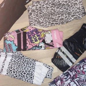 gympa byxor från stronger  - Säljer alla mina stronger byxor då de ej används. säljer ett par för 300kr Storlekarna är ungefär samma på alla. S-M Hör av er av frågor! 