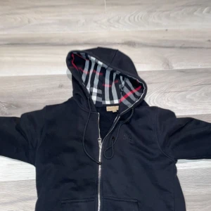 Burberry kofta Svart - Hej jag säljer denna burberry koftan som har storlek M men den passar för Small för den är liten som M tycker jag och jag har även storlek S och den kommer lite tajt på mig,