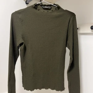 Polotröja från Only - Tröjan är lite nopprig men inget man tänker på när man har den på sig. Stretchig material.