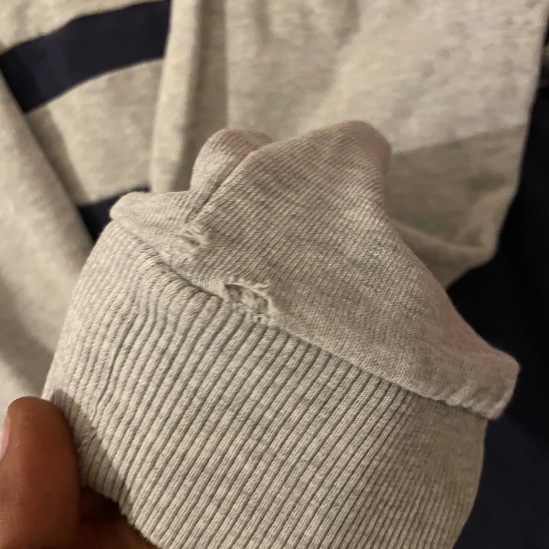 Grå och marinblå tröja från Lyle & Scott - 93