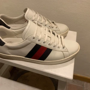 Vita sneakers från Gucci - Säljer mina riktigt schysta Gucci skor storlek 41/42 bra skick lite smutsiga inga andra defekter skriv om fler frågor även byten. (Såklart äkta)