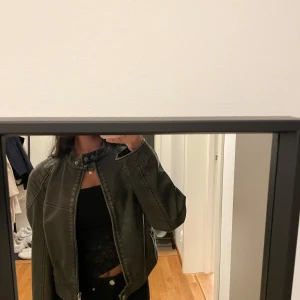 Skinnjacka - Säljer en jättefin skinnjacka från Gina tricot då den tyvärr inte kommer till användning. Använd fåtal gånger💞