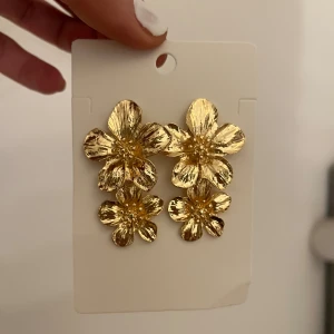Blommiga guld örhängen  - Superfina helt nya örhängen kommer med plasten o förpackningen🤍🤍guld, köpte fel!🤍