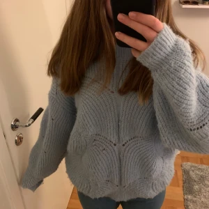 Ljusblå stickad tröja - Mysig, skön, ljusblå, stickad tröja 