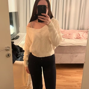 Beige offshoulder stickad tröja - Säljer en stickad tröja med offshoulder-design. 