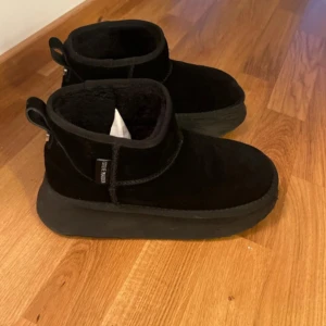 Boots Steve madden  - Används vid några tillfällen men är i fint skick! Lite skrapade fram på sulan vid tårna( i gummit), och syns under sulan att man gått i dom.  Inget fel annars.  Nästan helt slutsåld i denna färg och storlek. Finns på fler sidor!!